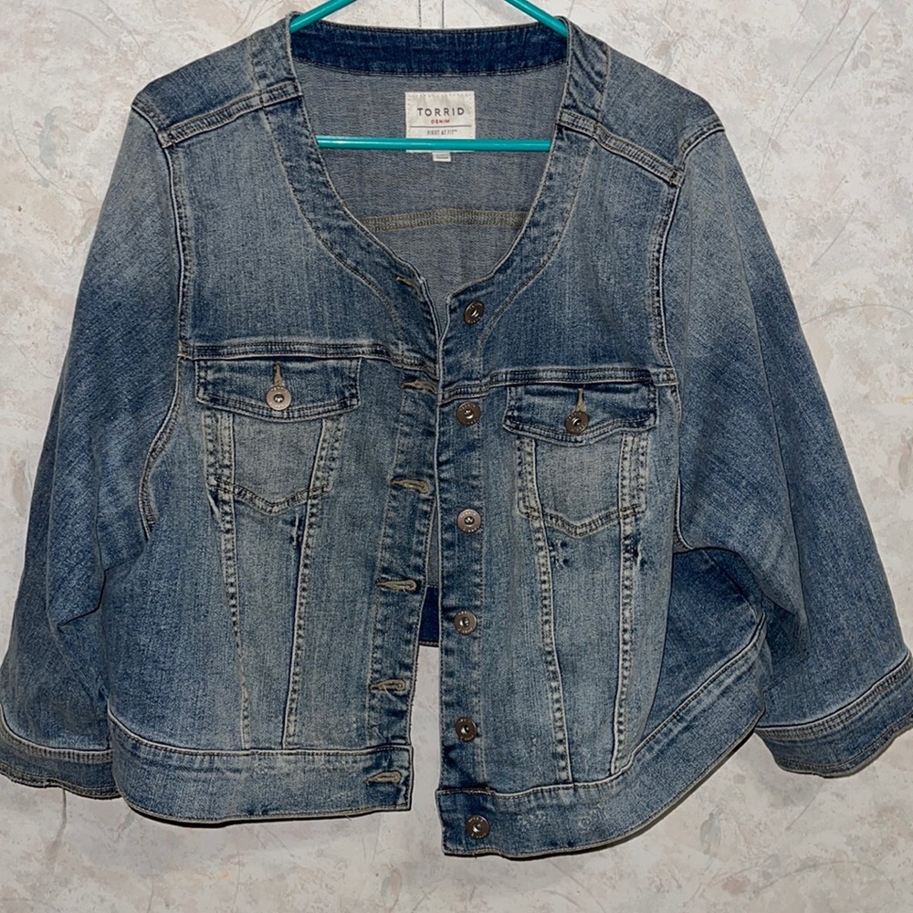 CROP COLLARLESS DENIM JACKET - LIGHT WASH